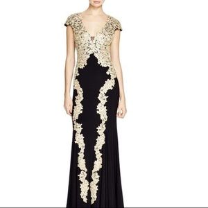 Cap Sleeve V-Neck Lace Appliqué Gown Size: 6